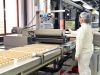 operaia mentre controlla i dolci nell'azienda igienizzata sanificata Cleanter Abruzzo Teramo
